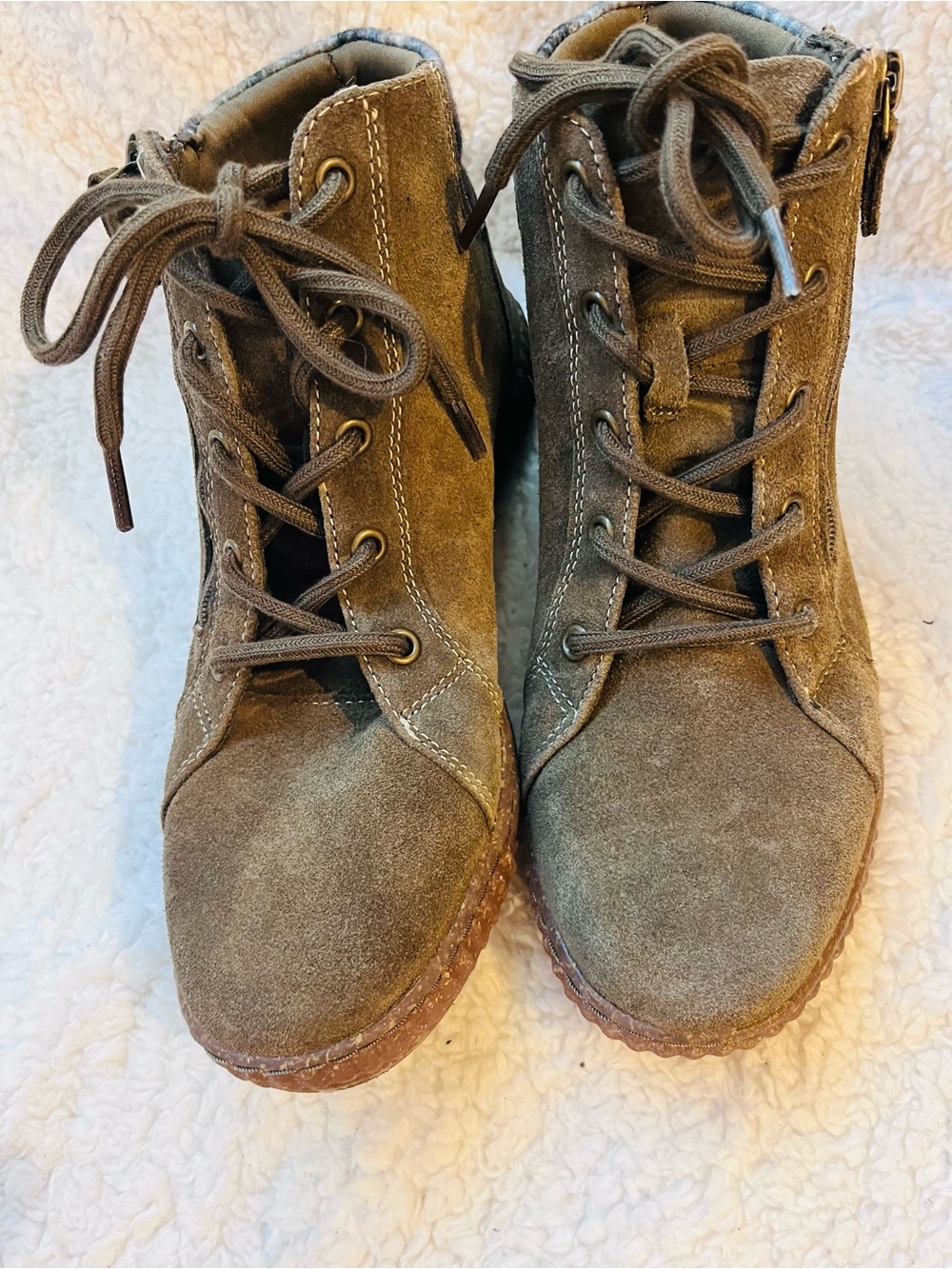 Clarks Booties Womens 9 Ankle Lave Up Boot Olive Green Suede Cushioned Flat - Picture 2 of 7